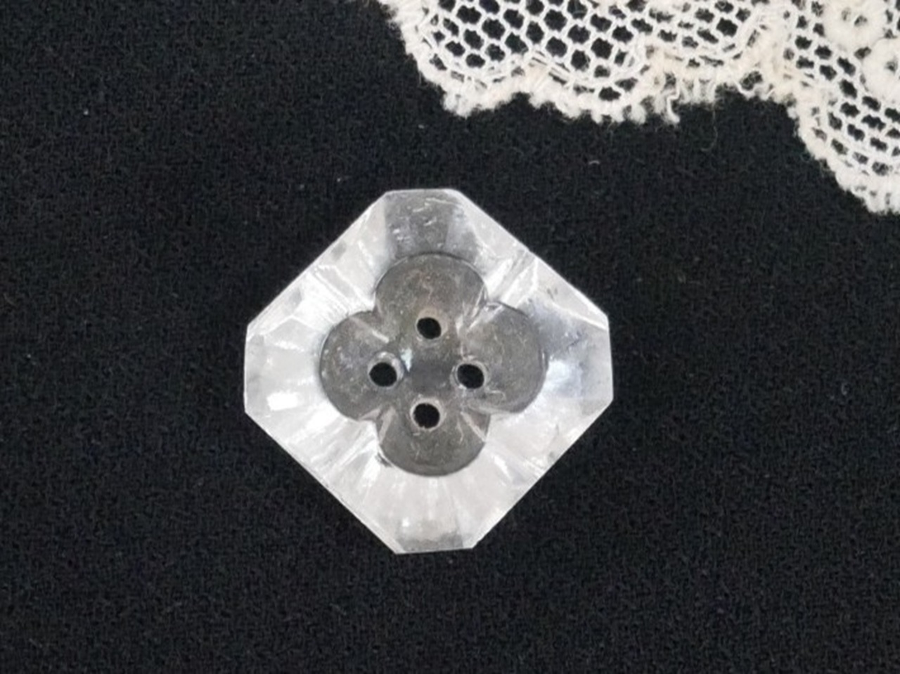 フランスアンティーククリアガラススクエアフラワーボタン（1.5cm角）