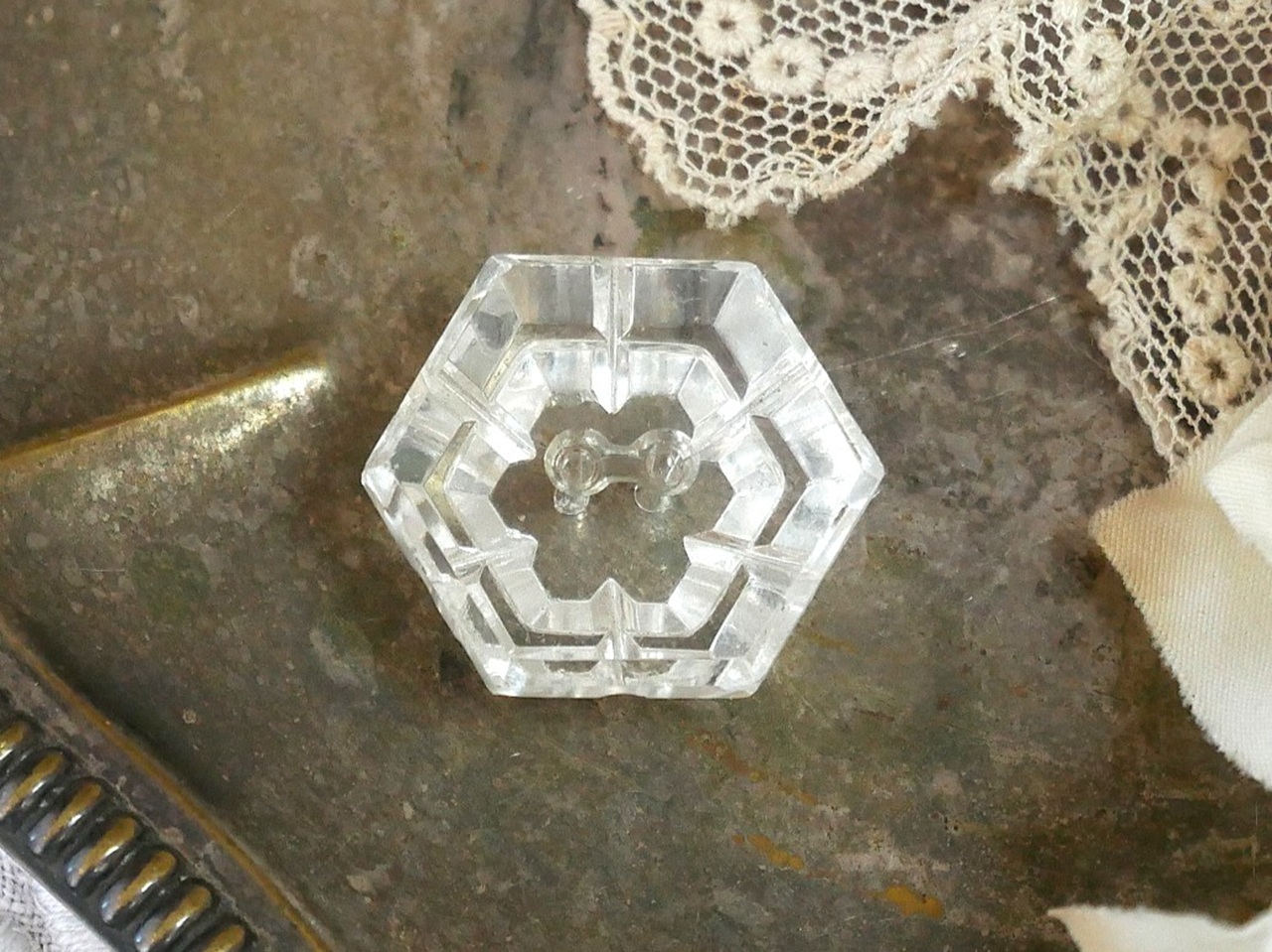 フランスアンティーククリアガラス六角形フラワーボタン(2.2cmX2.0cm)