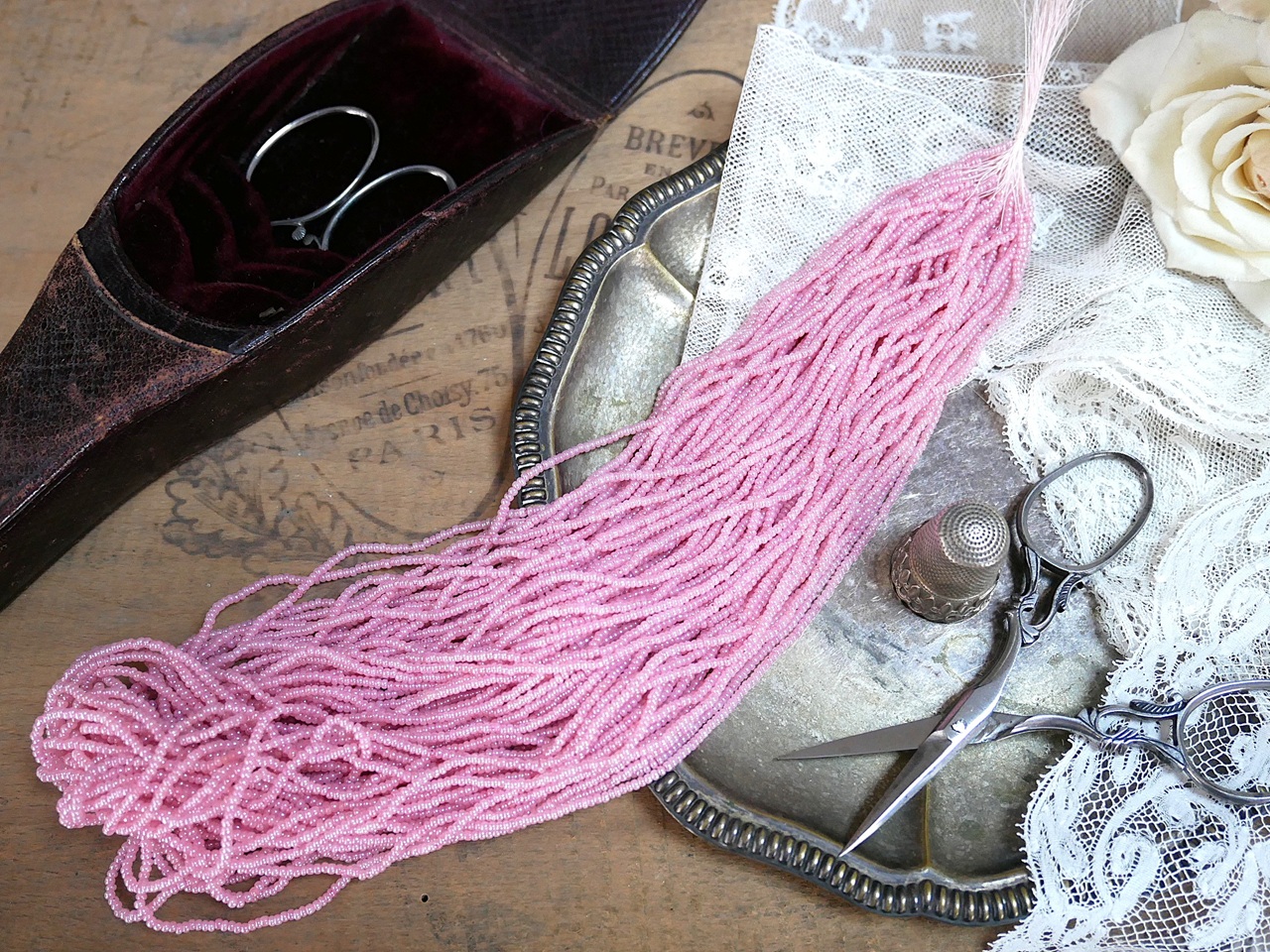 1920sフランスヴィンテージ刺繍用マイクロビーズスモーキーピンク65g