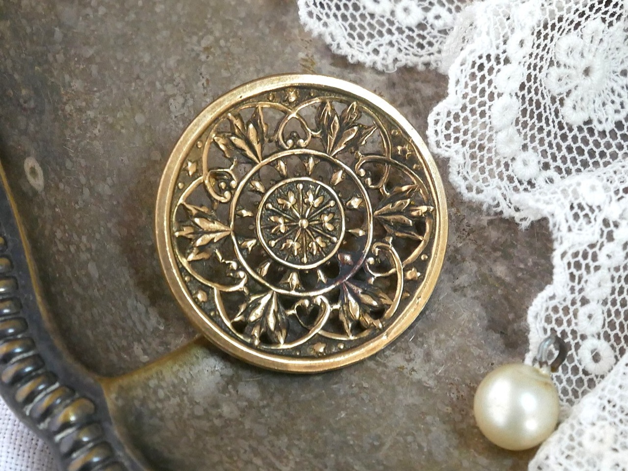 フランスアンティークアカンサスリーフ透かし彫り真鍮ボタン（直径2.8cm)