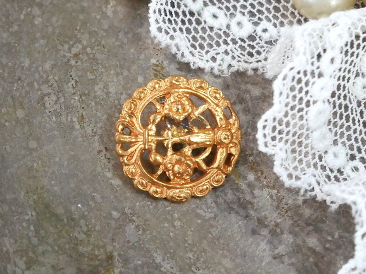 フランスアンティークアール・ヌーヴォーボタニカルレース透かし真鍮ボタン（直径1.5cm)