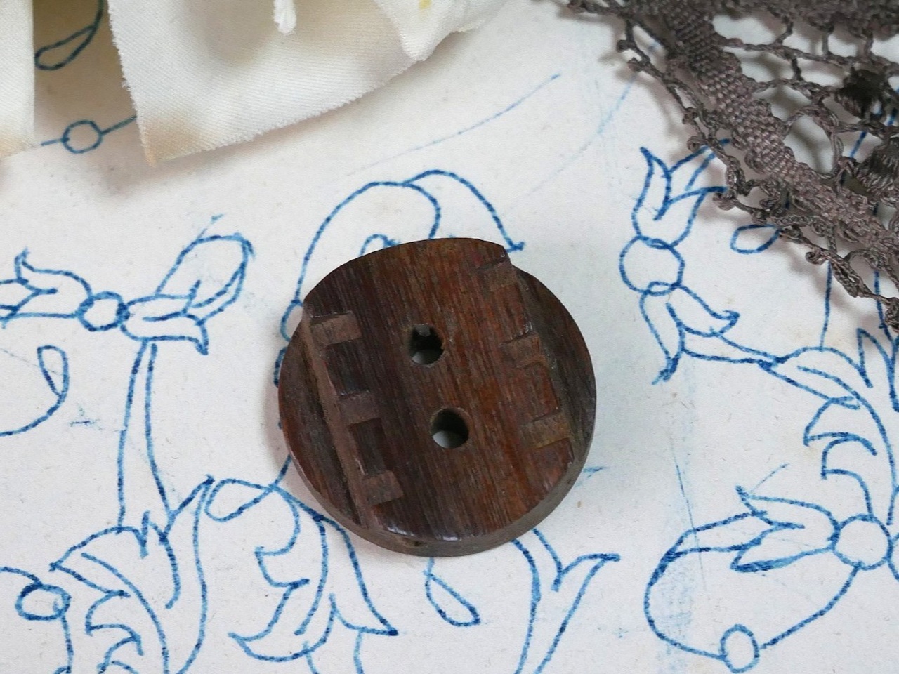 フランスヴィンテージ彫り模様ブラウン木製ボタン（直径2.2cm）