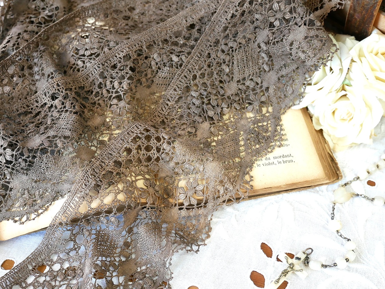 深い紅茶ブラウンに染まるフランスアンティ―クハンドメイドボビンレース 幅8.5cm（カット販売）