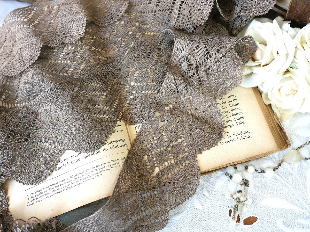 深い紅茶ブラウンに染まるフランスアンティ―クハンドメイドボビンレース 幅5.5cm（カット販売）