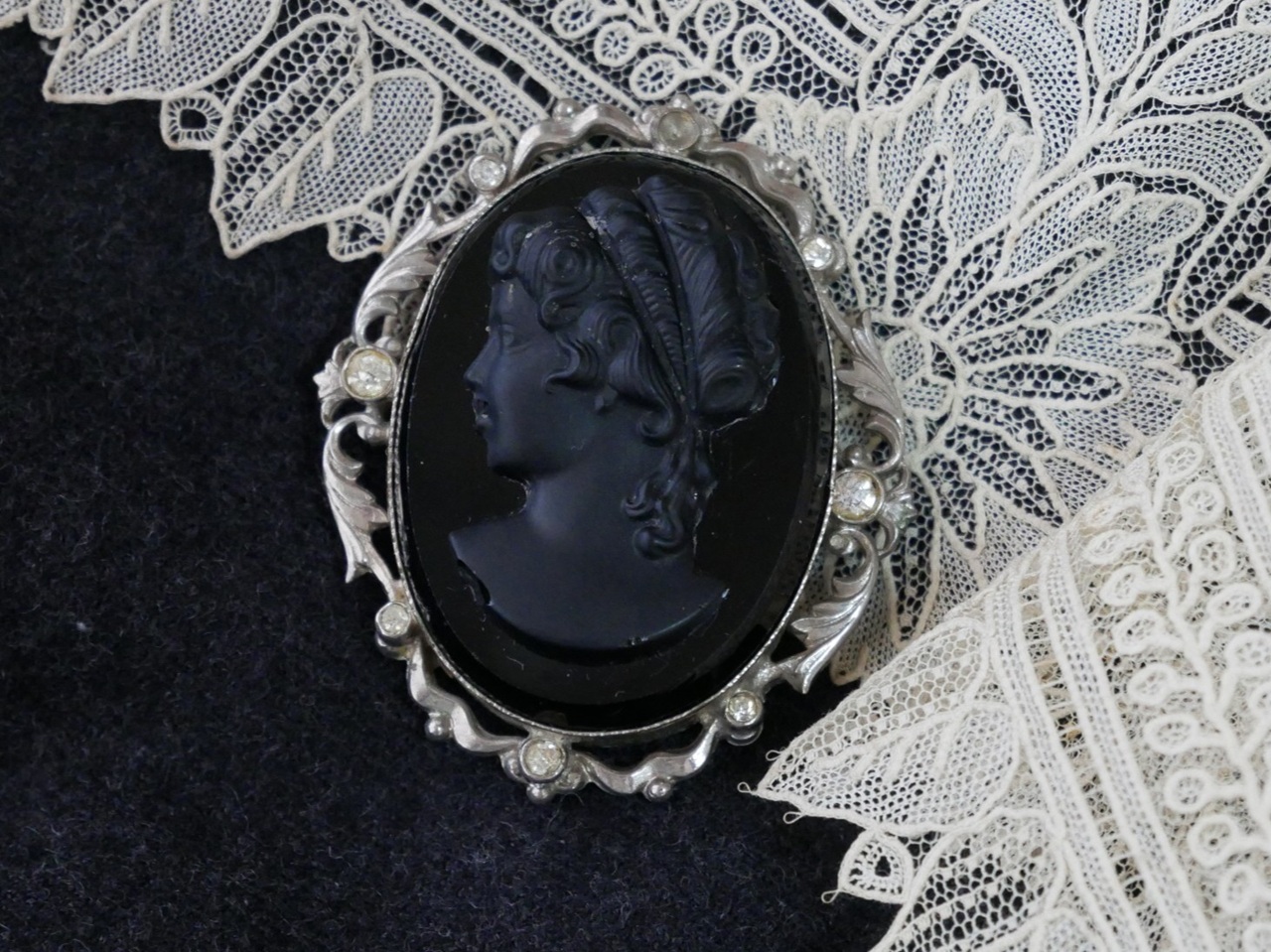 フランスアンティークブラックカメオブローチ