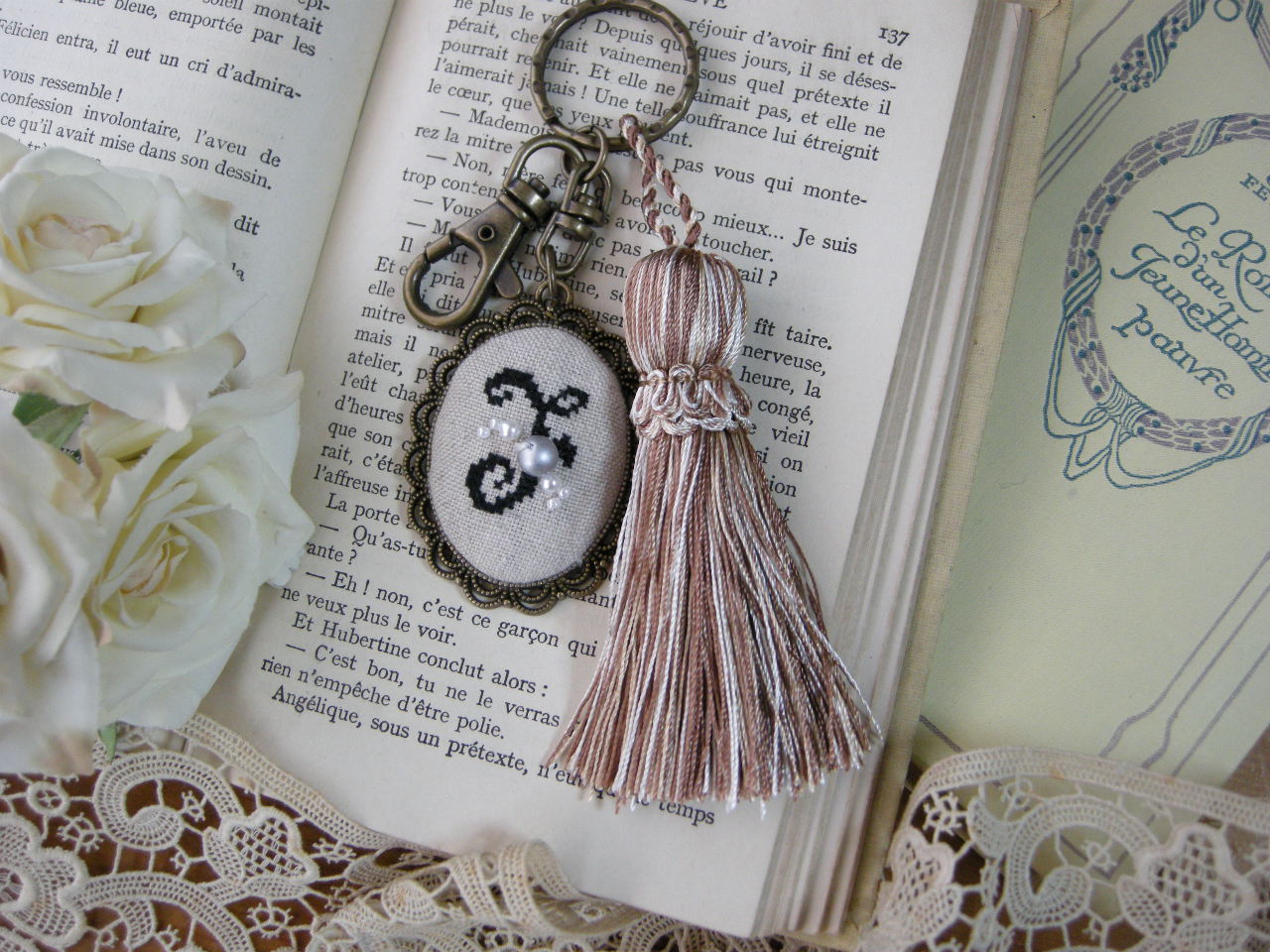 イニシャルクロスステッチとビーズ刺繍のタッセルキーホルダー（F）