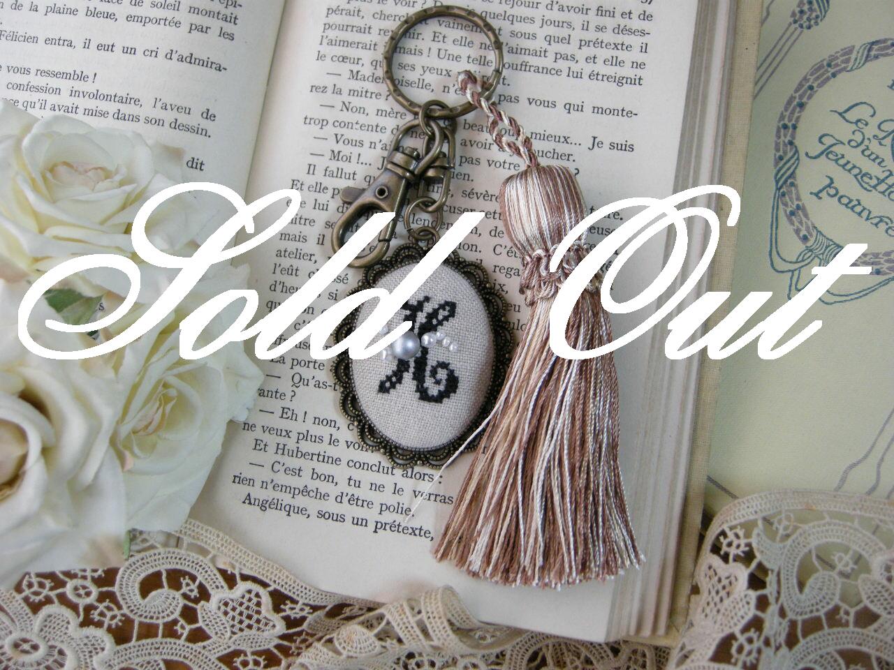 イニシャルクロスステッチとビーズ刺繍のタッセルキーホルダー（H）