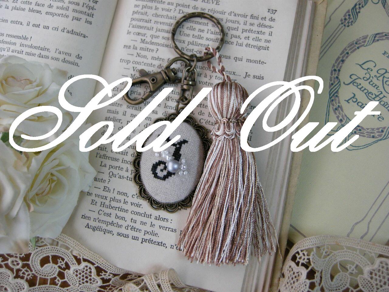 イニシャルクロスステッチとビーズ刺繍のタッセルキーホルダー（J）