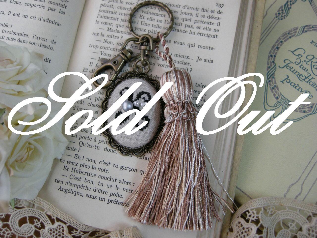 イニシャルクロスステッチとビーズ刺繍のタッセルキーホルダー（K）