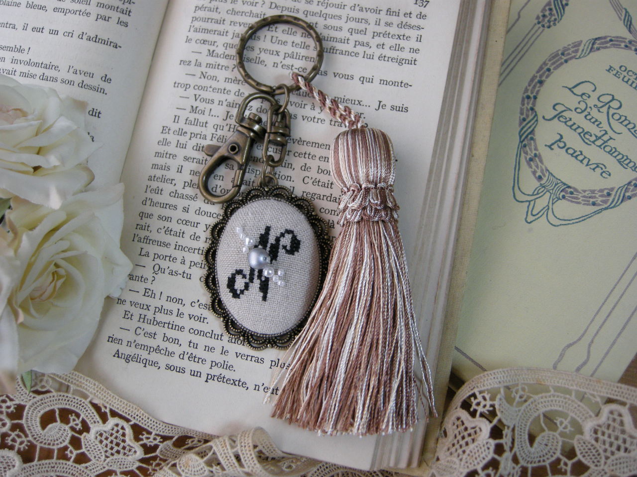 イニシャルクロスステッチとビーズ刺繍のタッセルキーホルダー（N）