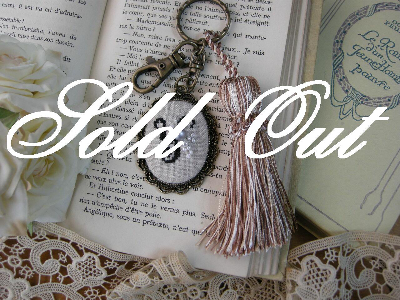 イニシャルクロスステッチとビーズ刺繍のタッセルキーホルダー（Y）