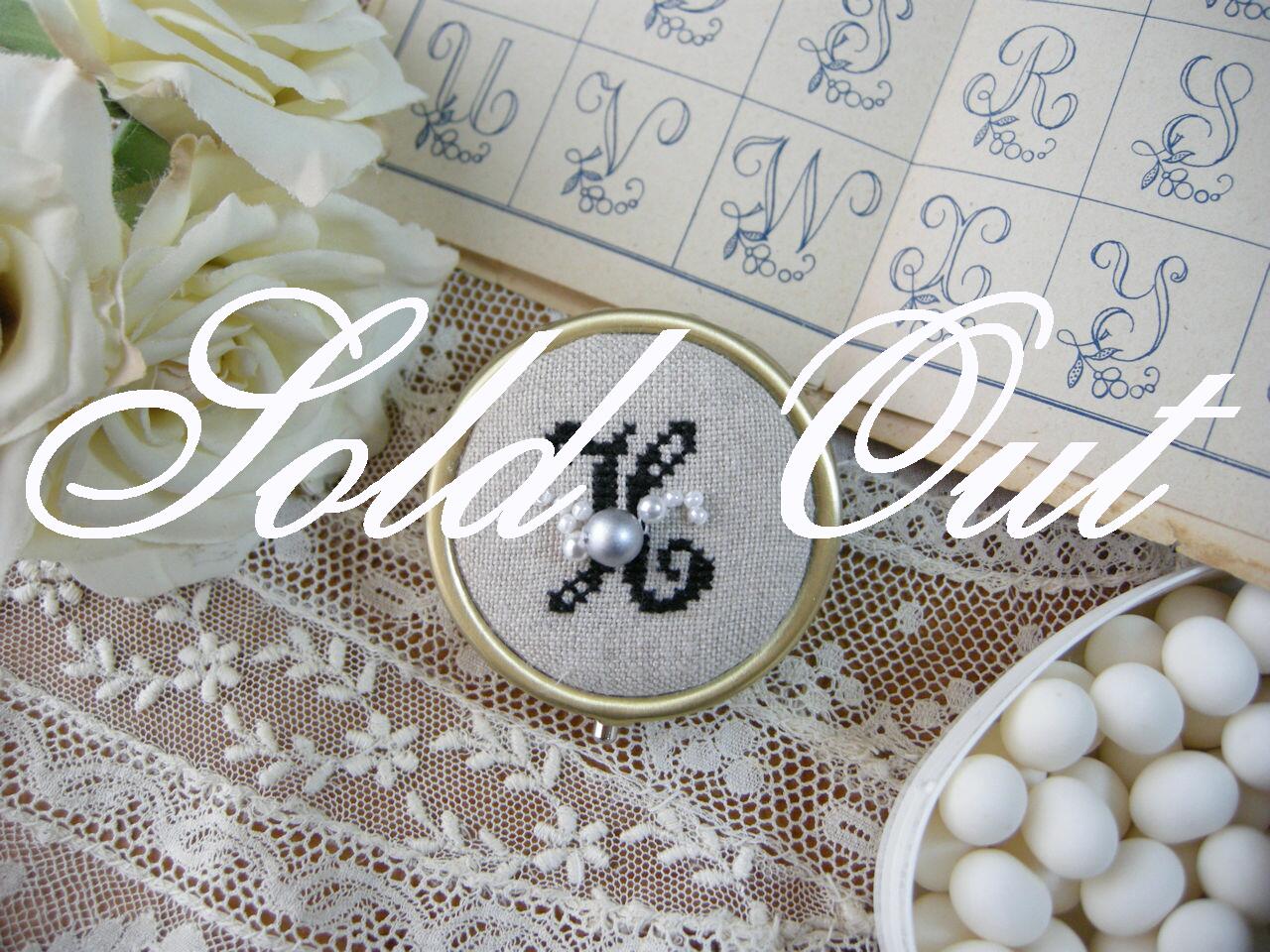 イニシャルクロスステッチとビーズ刺繍入りピルケース（H）