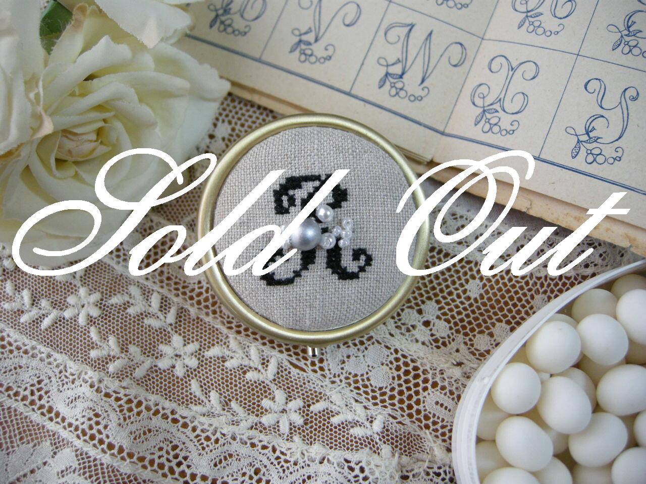 イニシャルクロスステッチとビーズ刺繍入りピルケース（R）