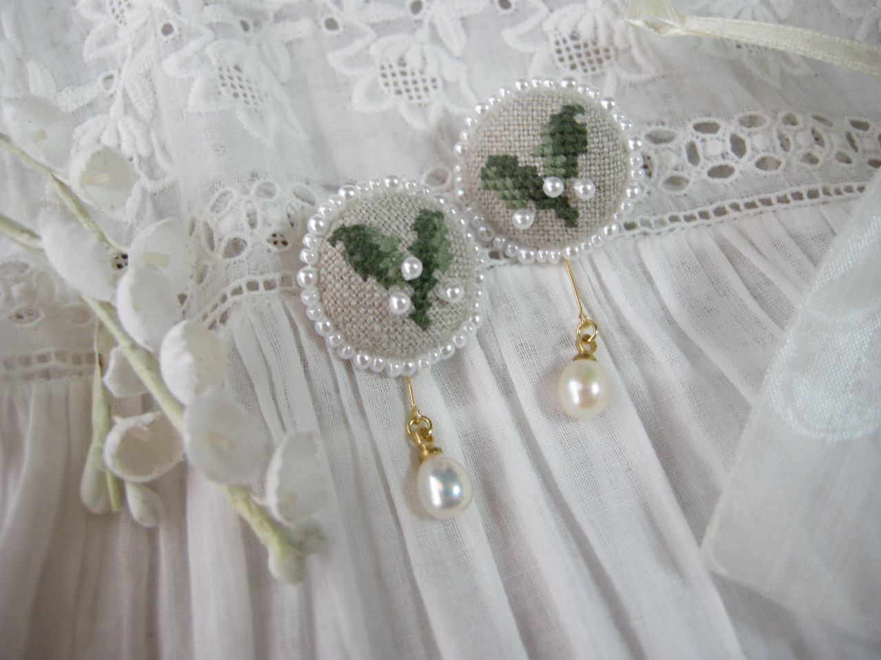 すずらんクロスステッチとビーズ刺繍の淡水パールピアス