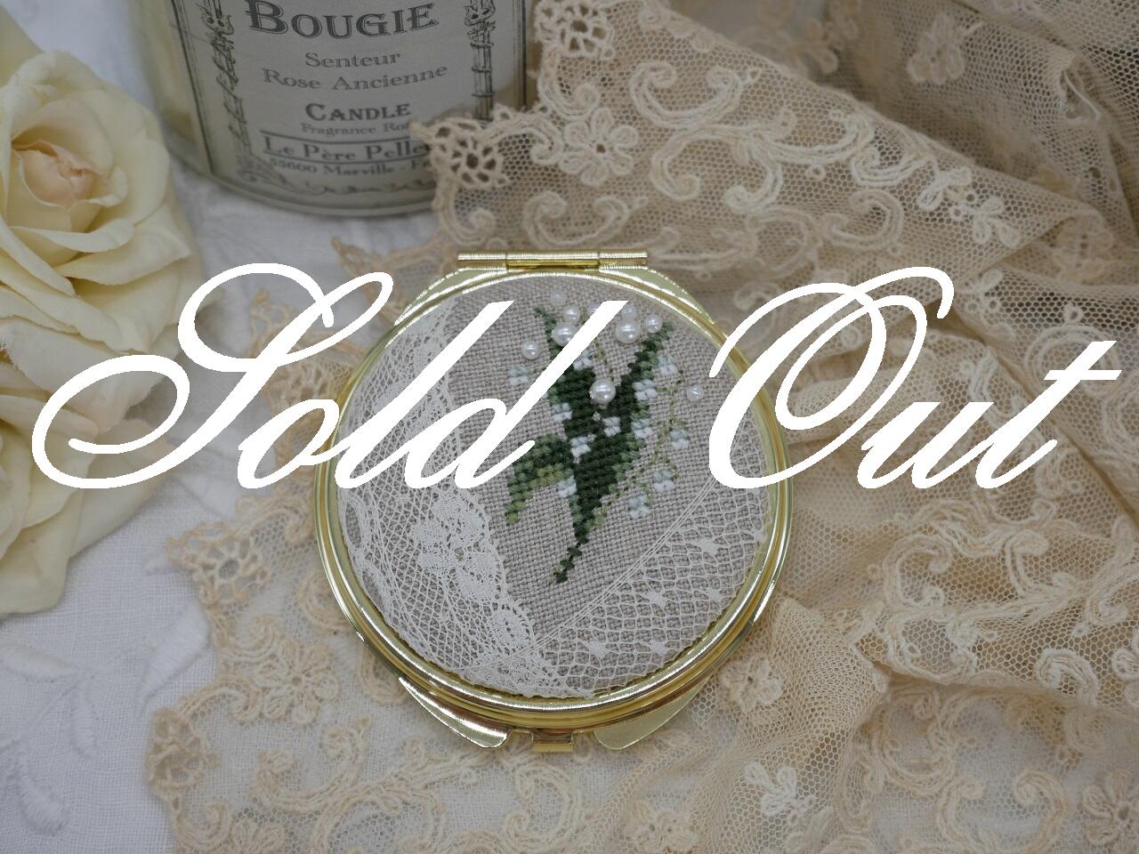 すずらんクロスステッチとビーズ刺繍入りアンティークレースコンパクトミラーA