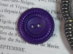 フランスヴィンテージダークバイオレットプラスチックボタン(直径2.2cm/P50)