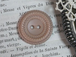 フランスアンティークプラスチックボタン（ライトグレイッシュブラウンP46）