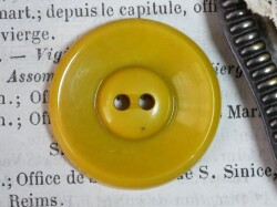 フランスアンティークプラスチックボタン（ラウンドイエローLL/M76）