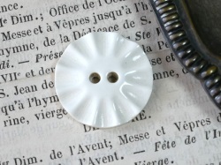 フランスアンティークベークライトボタン（ホワイトL）