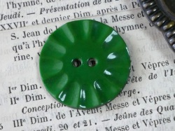 フランスアンティークベークライトボタン（グリーンLL）