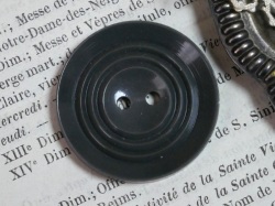 フランスヴィンテージダークグレイプラスチックボタン3L（直径3.1cm）