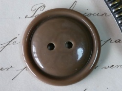 フランスラウンドプラスチックボタン（ミルクブラウンLL）