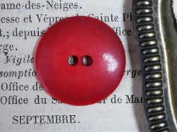 フランスヴィンテージラウンドマットレッドプラスチックボタンL（直径2.3cm）