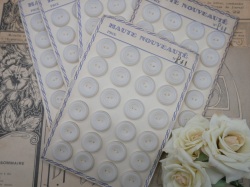 フランスアンティークプラスチックボタンシート（ホワイトP41）