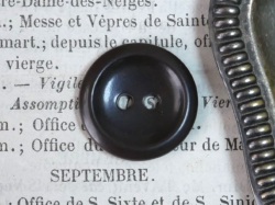 フランスプラスチック丸ボタン（ダークブラウンM）