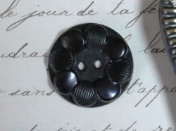 フランスヴィンテージフラワーシェイプダークグレイッシュブラウンプラスチックボタン（M直径1.9cm/L020）