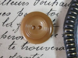 フランスプラスチックボタンS（GO4/オリーブ）