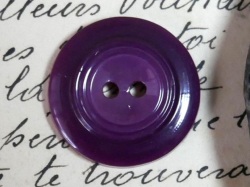 フランスヴィンテージパープルプラスチックボタンM（直径1.9cm/GO22）