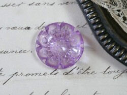 フランスフラワーシェイププレキシパープルボタン（直径1.8cm）