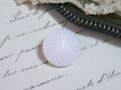 フランスヴィンテージベビーピンクガラスボタン（直径1.8cm）