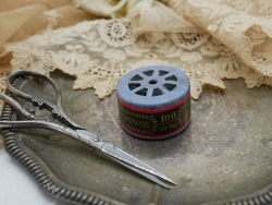 フランスアンティークケース入りブラックボビン（FIL AU CHINOIS）B