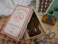 アンティークCARTIER-BRESSONボックス入り刺繍糸セット116 B