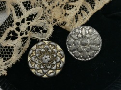 フランスアンティークメタルデザインボタン2個セット（直径1.7cm,1.6cm）