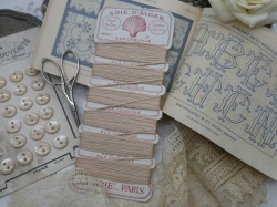 フランスアンティーク紙製台紙シルク糸巻き（ベージュ）