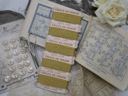 紙製台紙シルク糸巻き（イエローグリーン）