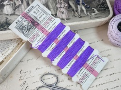 フランスアンティークVF社製紙製台紙パープルシルク糸巻き