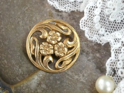 フランスアンティークアール・ヌーヴォー3輪フラワーレース透かし真鍮ボタン（直径2.3cm)