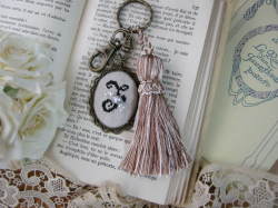 イニシャルクロスステッチとビーズ刺繍のタッセルキーホルダー（F）