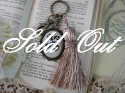 イニシャルクロスステッチとビーズ刺繍のタッセルキーホルダー（K）