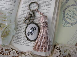 イニシャルクロスステッチとビーズ刺繍のタッセルキーホルダー（N）