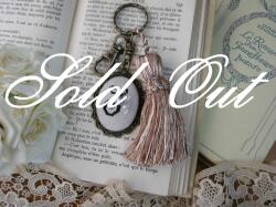 イニシャルクロスステッチとビーズ刺繍のタッセルキーホルダー（S）