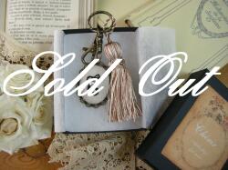 イニシャルクロスステッチとビーズ刺繍のタッセルキーホルダー（T）