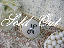 イニシャルクロスステッチとビーズ刺繍入りピルケース（N）