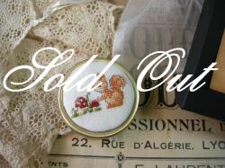 リスとキノコのクロスステッチ刺繍入りリネンピルケース