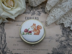 リスとキノコのクロスステッチ刺繍入りリネンピルケース