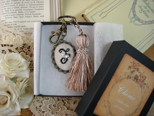 【no.1202】ホワイト　ビーズ刺繍　タッセル　ハンドメイドアクセサリー スクエアビーズ刺繍タッセルピアスの作り方DIY making a